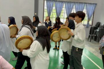 楽しそうに太鼓を叩いている様子🥁
