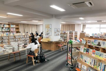 図書館に入ったらすぐの様子