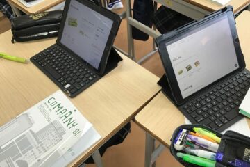 各企業に関してiPadを使用して調べている様子