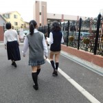 学校の外に出てるようです…。