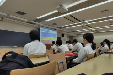 商学部の3つの学科について説明を受けました