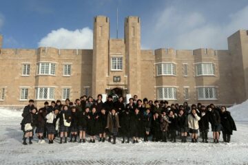 凍える風の中の集合写真です