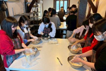 先生の指示に従って本場のスコーンづくりを学びます