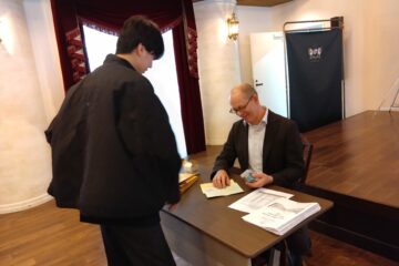 事前に作成した入国審査用紙で入国の意気込みを確認します。