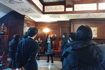 天井が高く、優雅なロビーです。