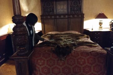 熊の毛皮はみな恐る恐る触ります…