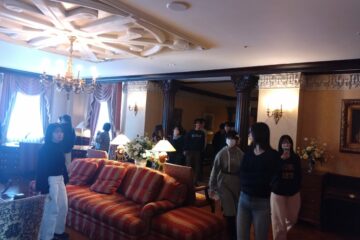 部屋の様子を隅々まで観察するのも探偵のスキルです