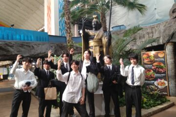 カメハメハ大王と一緒にポーズ