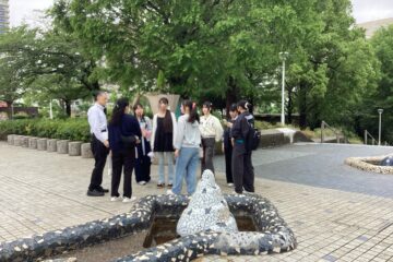 山下公園の中の広場では、モザイク画の中に隠されたテーマを発見しました