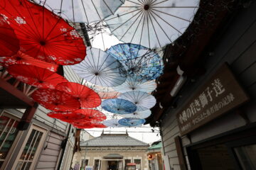 小樽堺町通り商店街には美しい傘が！